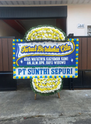 Papan Bunga Duka di Batang Natal