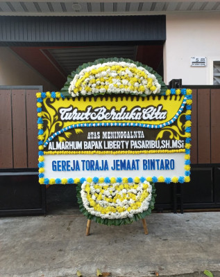 Papan Bunga Duka di Batang Natal