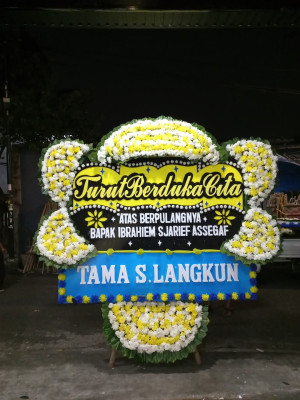 Papan Bunga Duka di Batang Natal