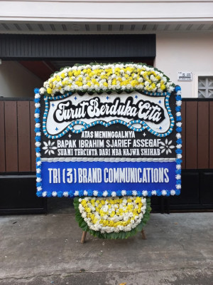 Papan Bunga Duka di Batang Natal